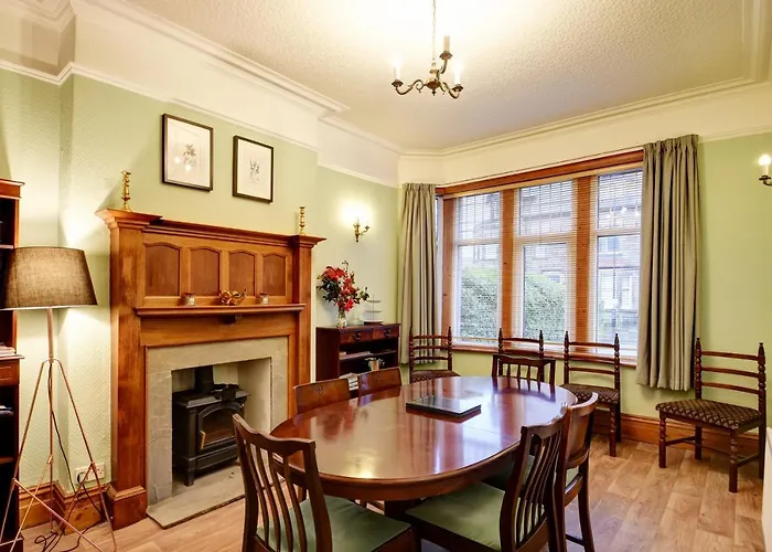Spacious Victorian Townhouse Near Hcc With Off Street Parking